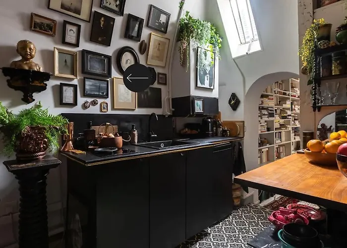 דירה A Writer's Flat *